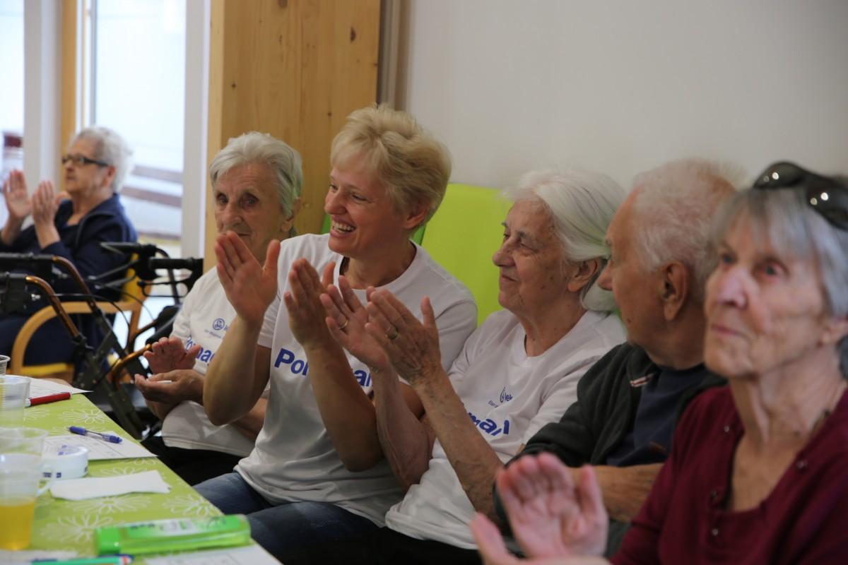 Novartisovi prostovoljci razveselili starejše na Prevaljah