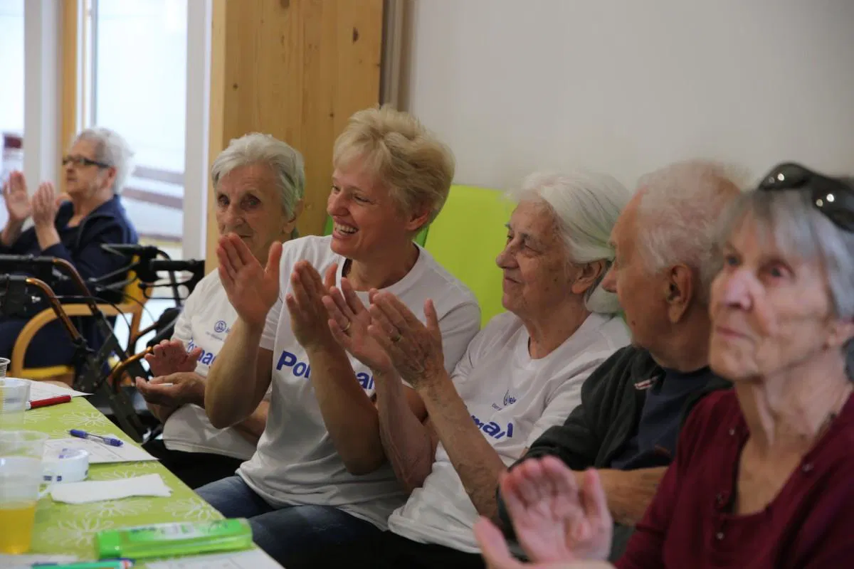 Novartisovi prostovoljci razveselili starejše na Prevaljah