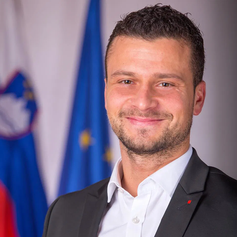 Fajonova s ciljem zmage SD na volitvah, Prednik kritičen zaradi stagnacije SD