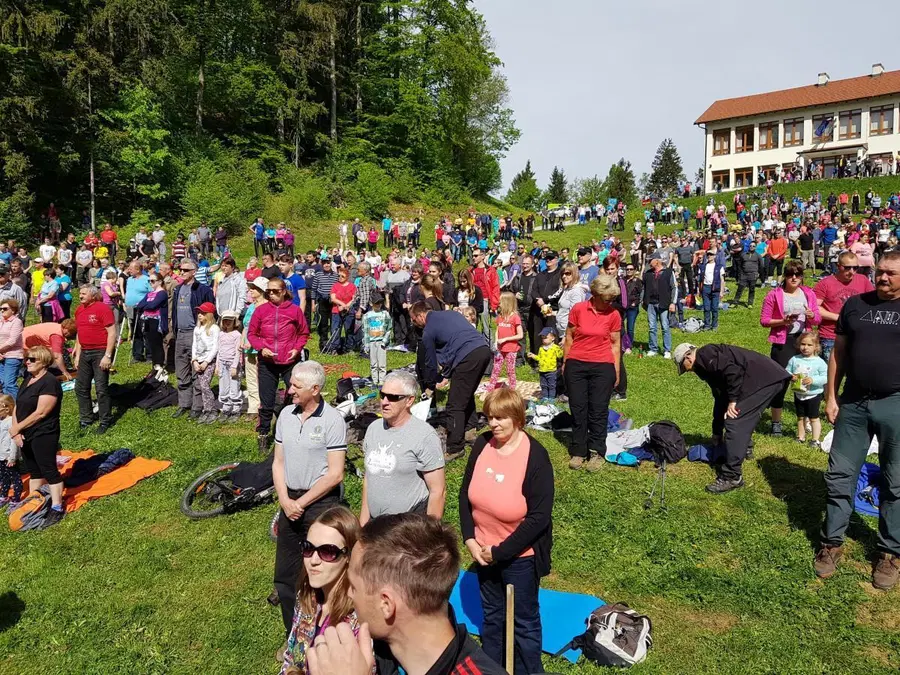 FOTO: 1. maj v Završah: S.O.S. Kvintet, več tisoč obiskovalcev in brezplačna klobasa