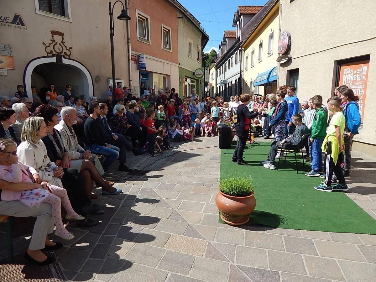 Štiri leta povezovanja generacij na Ravnah