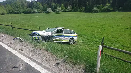 FOTO: V nesreči poškodovana tudi policistka in policist, posredoval tudi helikopter