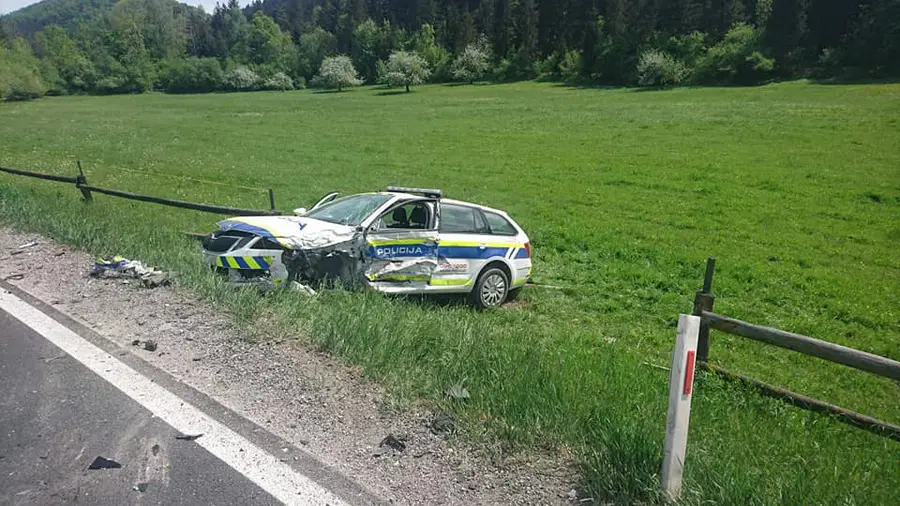 FOTO: V nesreči poškodovana tudi policistka in policist, posredoval tudi helikopter