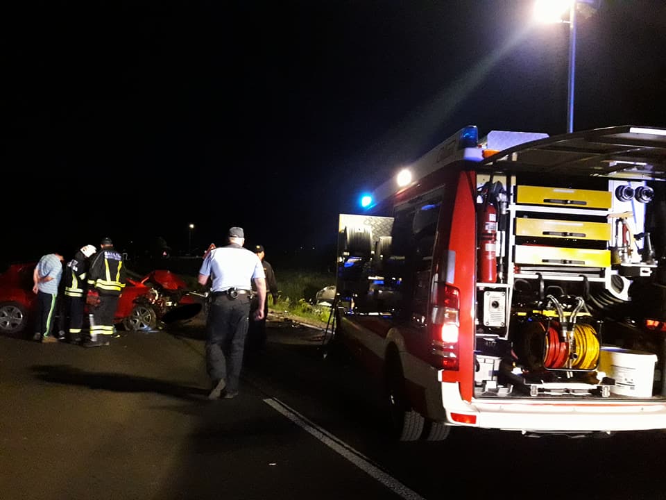 V prometni nesreči v Stražah ena oseba poškodovana