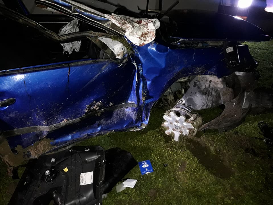 V hudi nesreči ponoči tri osebe poškodovane