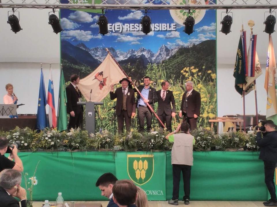 Ob Svetovnem dnevu čebel Čebelarska zveza predala prapor Občini Ravne na Koroškem
