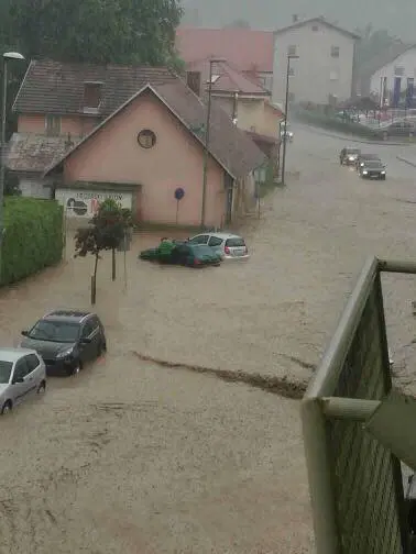 VIDEO in FOTO: V poplavljenih Prevaljah se odpravljajo posledice neurja, škoda je ogromna