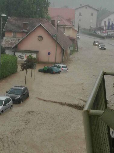 VIDEO in FOTO: V poplavljenih Prevaljah se odpravljajo posledice neurja, škoda je ogromna