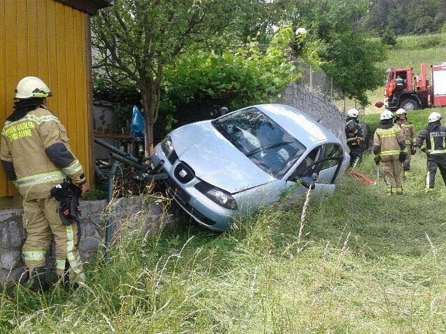 Na Muti avto s ceste v škarpo