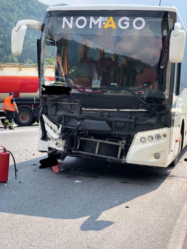 FOTO: V Gornjem Doliču trčila osebno vozilo in avtobus