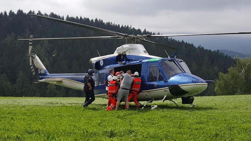 Pri delovni nesreči na Prevaljah posredoval tudi helikopter