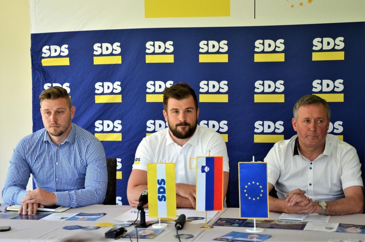 FOTO: Koroški kandidati SDS za decentralizacijo Slovenije