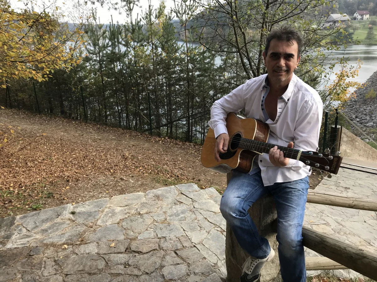 AVDIO: Frediju Milerju glasbo za novo pesem naredil njegov sin