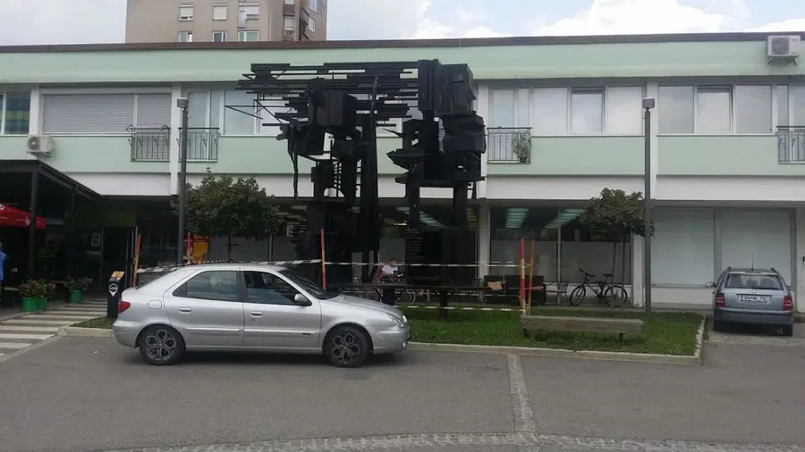 Dotrajana Forma Viva na Čečovju v pričakovanju obnove