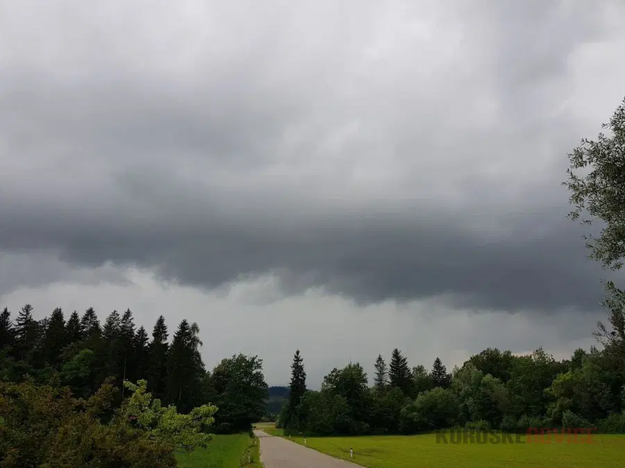 Čaka nas topel, ampak deževen vikend. Vremenoslovci napovedujejo tudi močan veter, nalive in porast hudourniških vodotokov