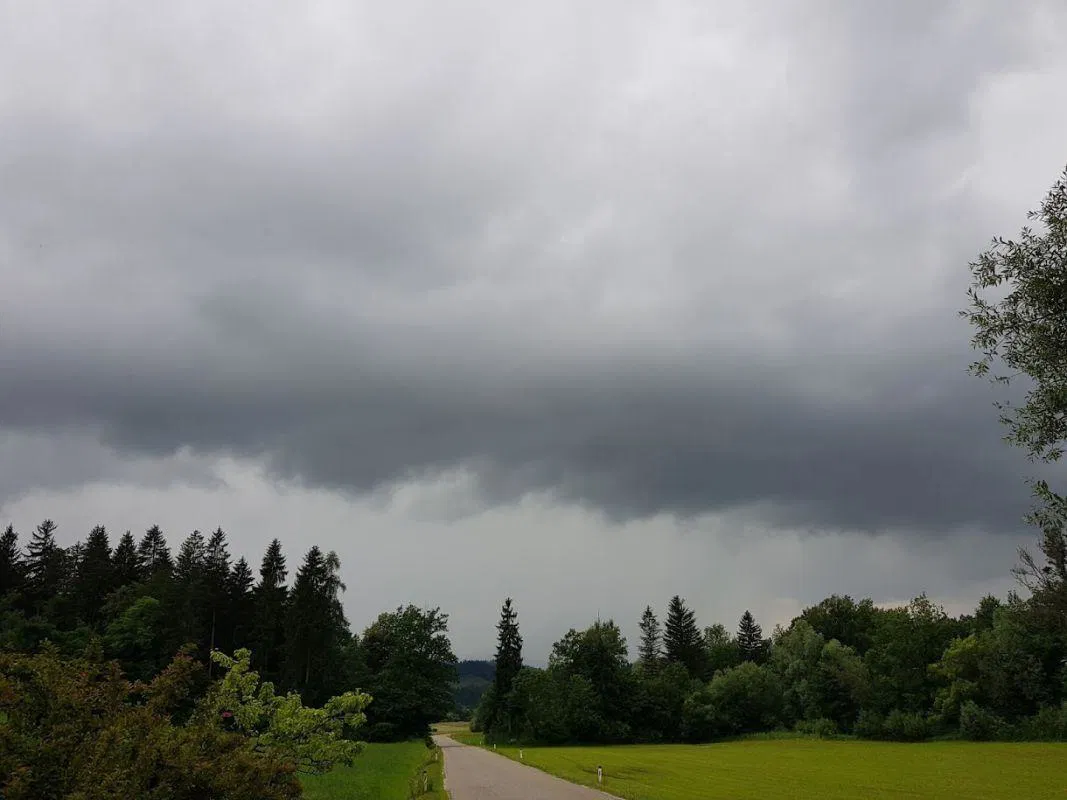 Deloma sončno, popoldne plohe in nevihte