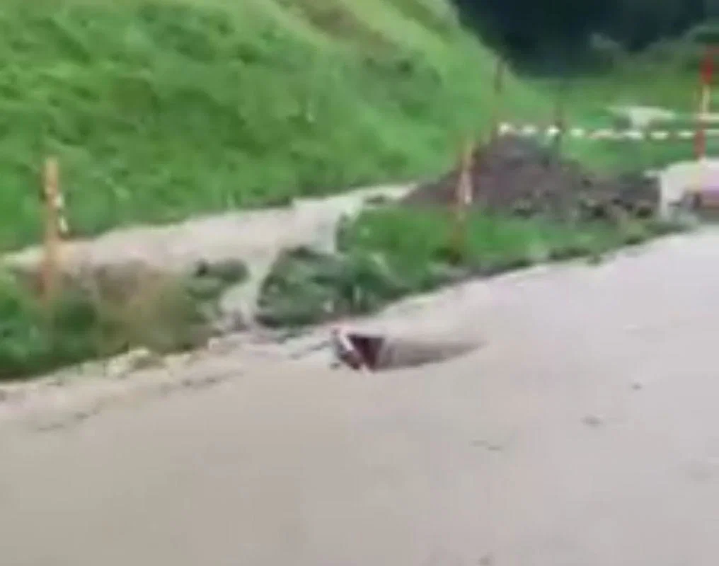 VIDEO: Na Prevaljah spet poplavljalo