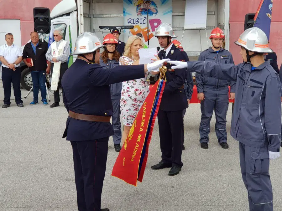 FOTO: V Mislinji slavnostno prevzeli Mladinski Prapor