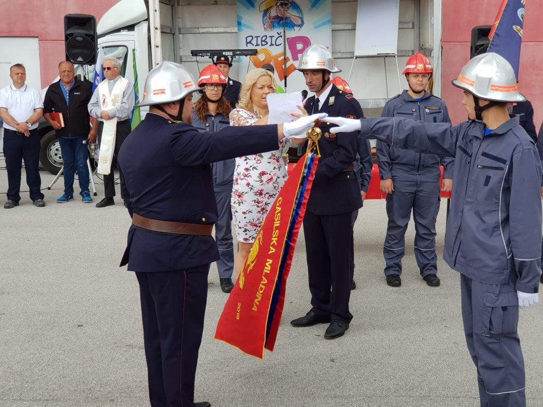 FOTO: V Mislinji slavnostno prevzeli Mladinski Prapor
