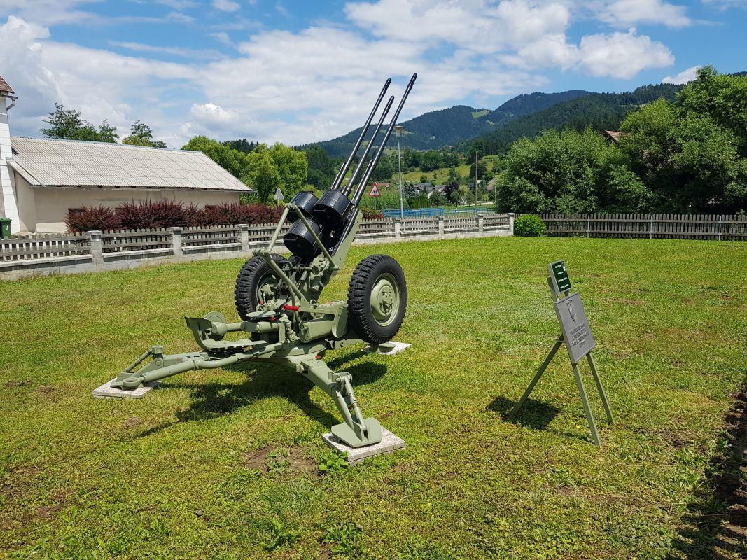 FOTO: V spomin braniteljem domovine v Šmartnem postavili vojaški top