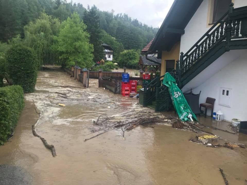 VIDEO in FOTO: Voda zalivala kleti, gostilne, ceste
