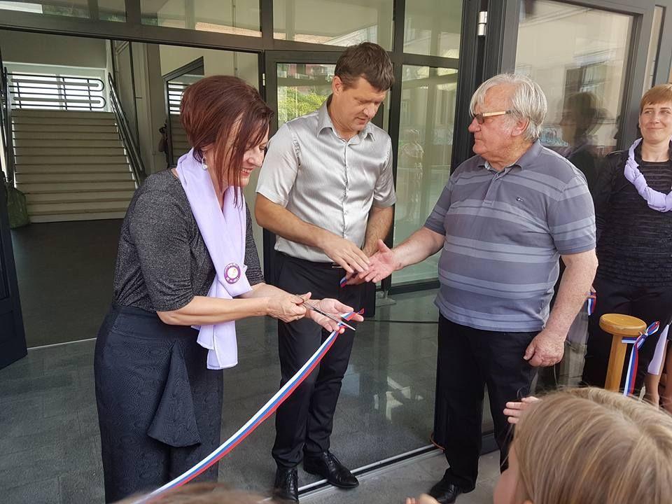 FOTO: Knjižnica Radlje odslej bližja bralcem in bogatejša za galerijo in dvorano