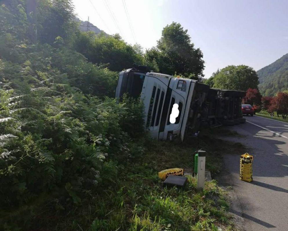 V Vurmatu se je prevnilo tovorno vozilo s hlodovino