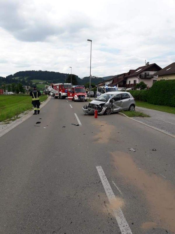FOTO: Na Podgorski cesti v prometni nesreči poškodovane kar 4 osebe