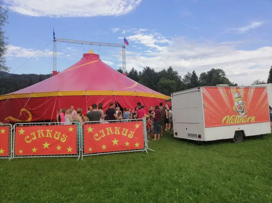Cirkus Kellners navdušil Korošce s predstavo brez živalskih točk