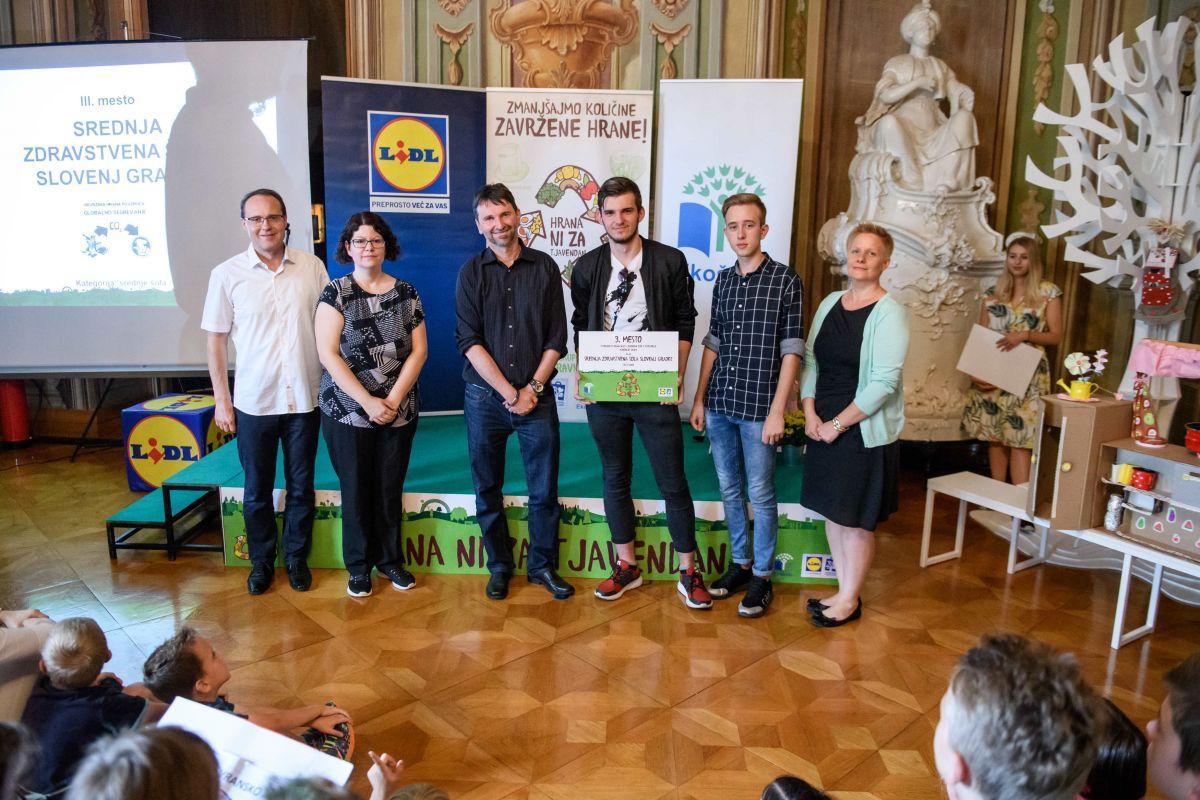 Srednja zdravstvena šola Slovenj Gradec med nagrajenimi projekti za manj zavržene hrane