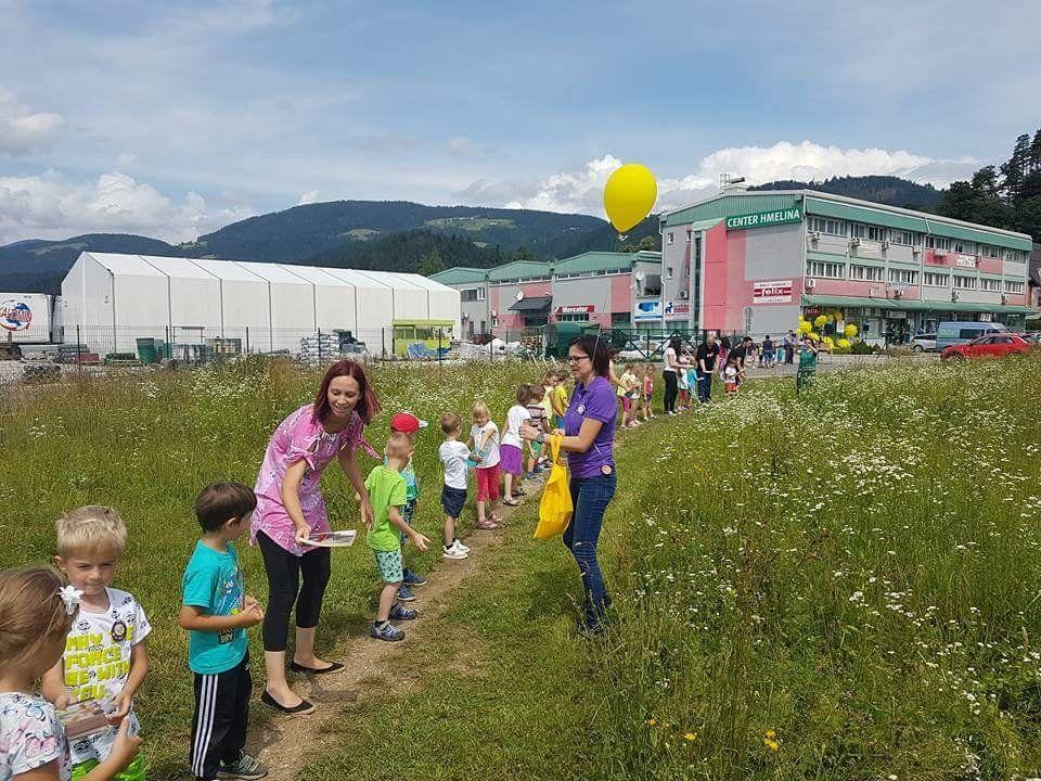 FOTO: V Radljah živa veriga selila knjige