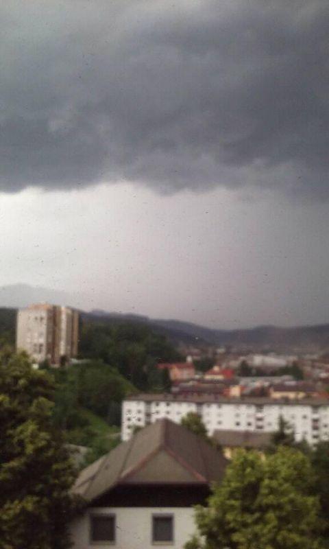 FOTO in VIDEO: Močan veter odkrival strehe, voda zalivala kleti