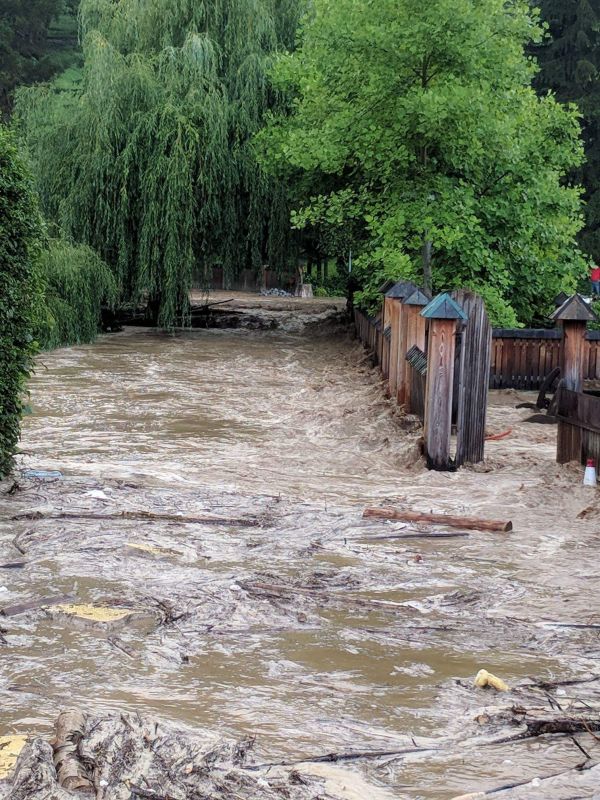 FOTO: Zopet poplave: Poplavilo gostilno Kocka na Poljani