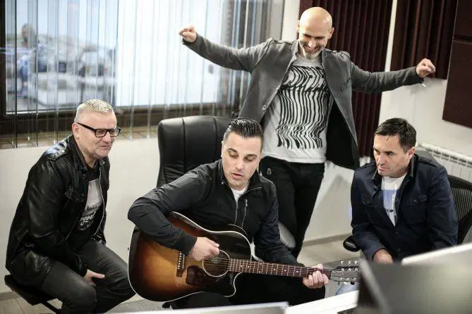 VIDEO: Skupina Kumovi z novim poletnim hitom