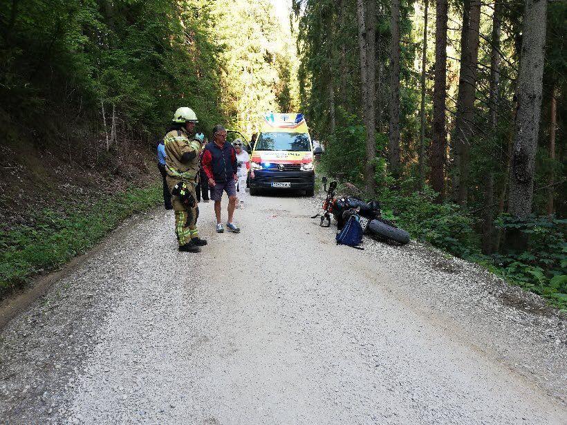 FOTO: Z Libeliške gore nezavestnega motorista odpeljali s helikopterjem