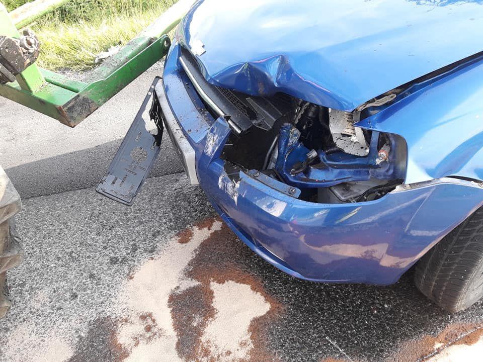 V Mislinjski Dobravi trčila osebni avto in traktor