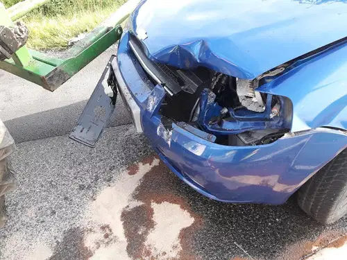 V Mislinjski Dobravi trčila osebni avto in traktor