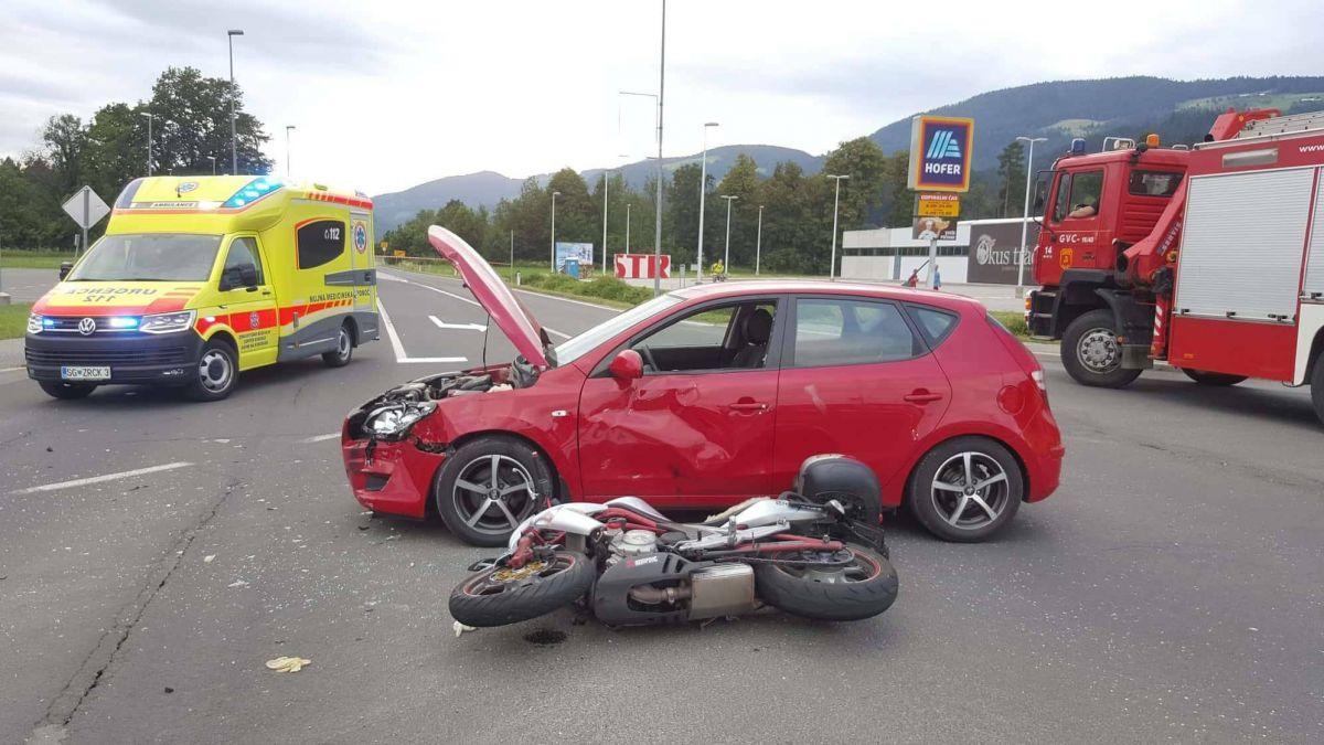 Radlje: V križišču pri Hoferju trčila motorist in osebni avto