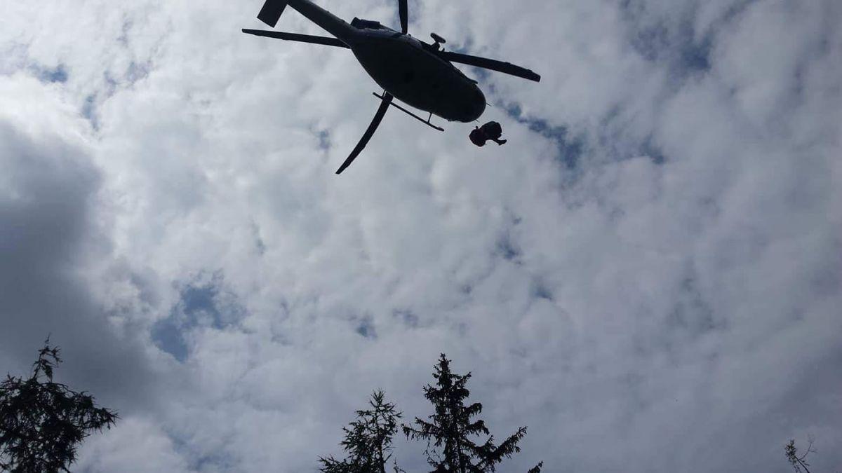 V včerajšnji delovni nesreči se je huje poškodoval 19-letnik