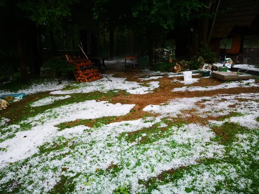 V nedeljo lahko toča doseže premer 3 cm, napovedani so močni nalivi