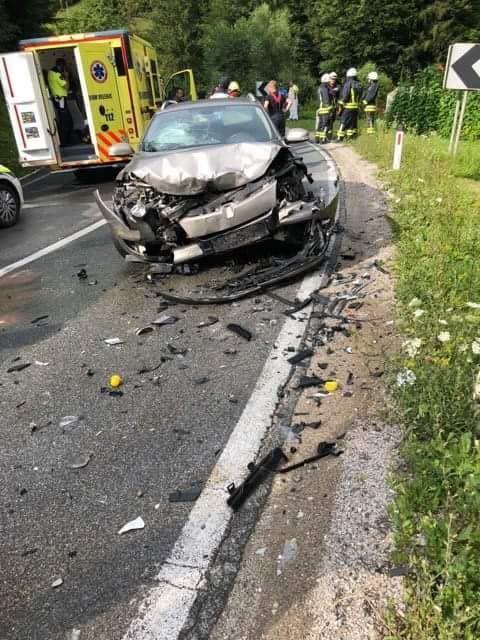 V včerajšnji nesreči v Paki, dve osebi poškodovani