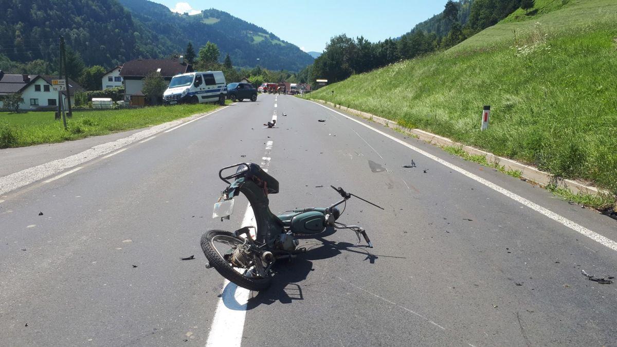 FOTO: V prometni nesreči dveh motoristov ena oseba umrla