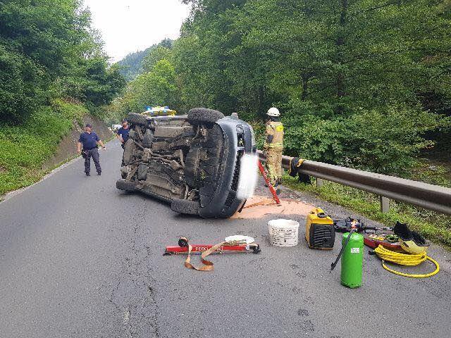 FOTO: Na Dobrijah se je osebno vozilo prevrnilo na bok