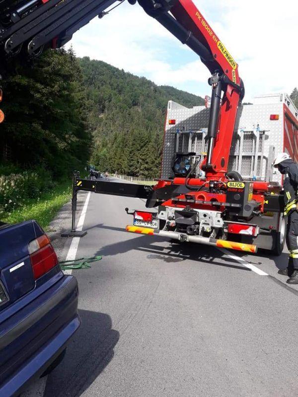 FOTO: Z vozilom zapeljal s cestišča in se obrnil na streho