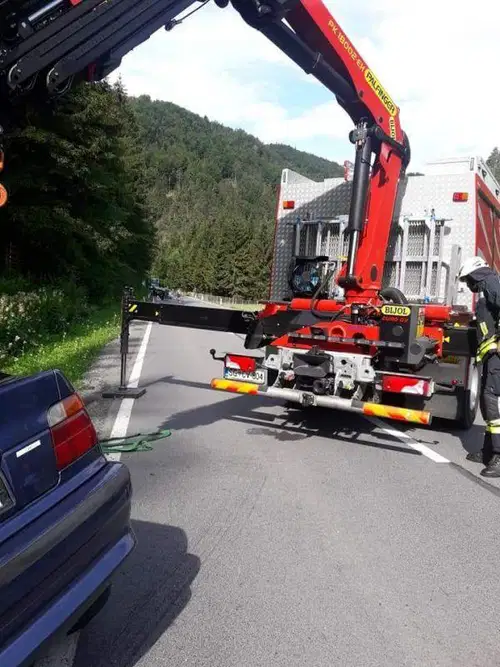 FOTO: Z vozilom zapeljal s cestišča in se obrnil na streho