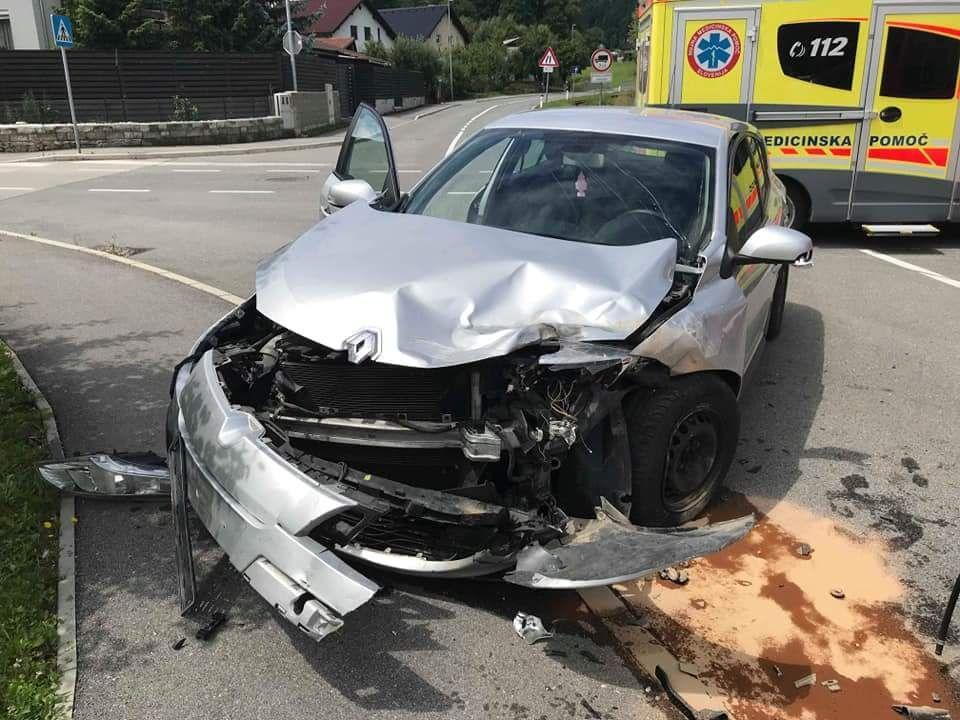 FOTO: V nesreči dveh vozil dve osebi poškodovani