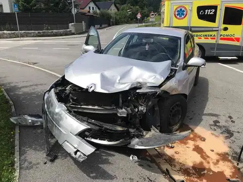FOTO: V nesreči dveh vozil dve osebi poškodovani
