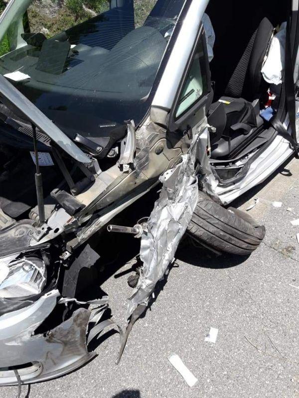 FOTO: V nesreči na cesti Dolič-Vitanje, oseba ukleščena v vozilu