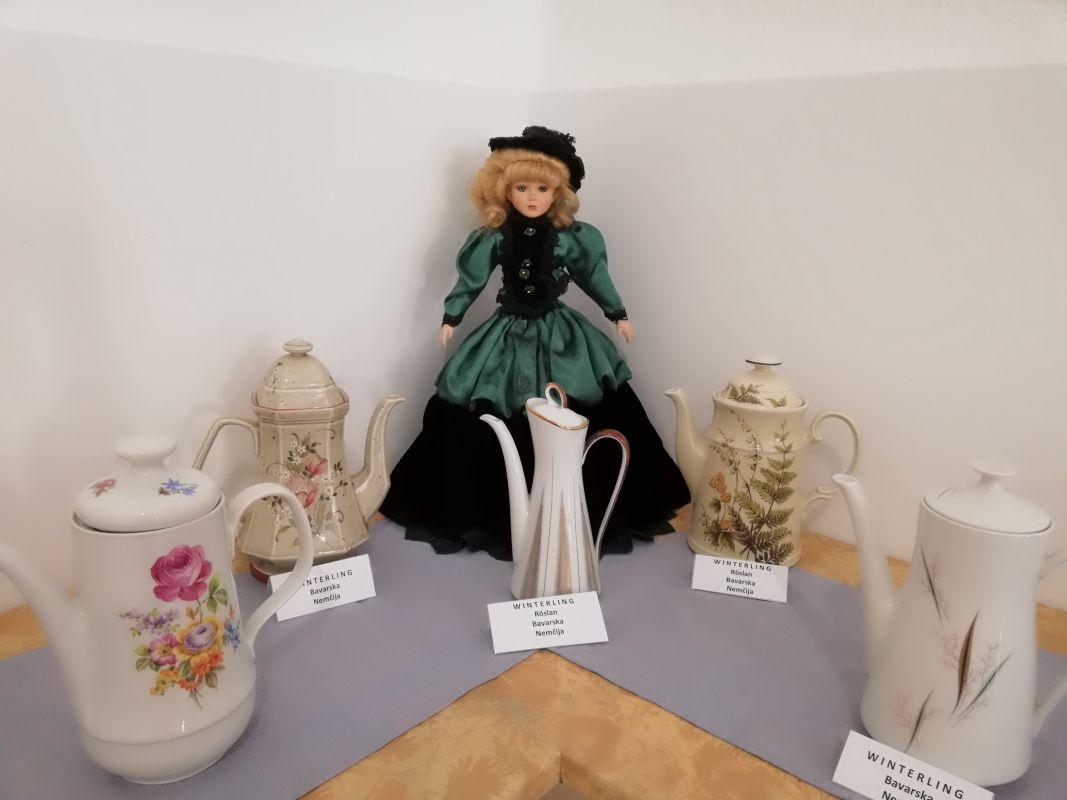 FOTO: Galerija Fajči na novi lokaciji z razstavo Čaj za dva