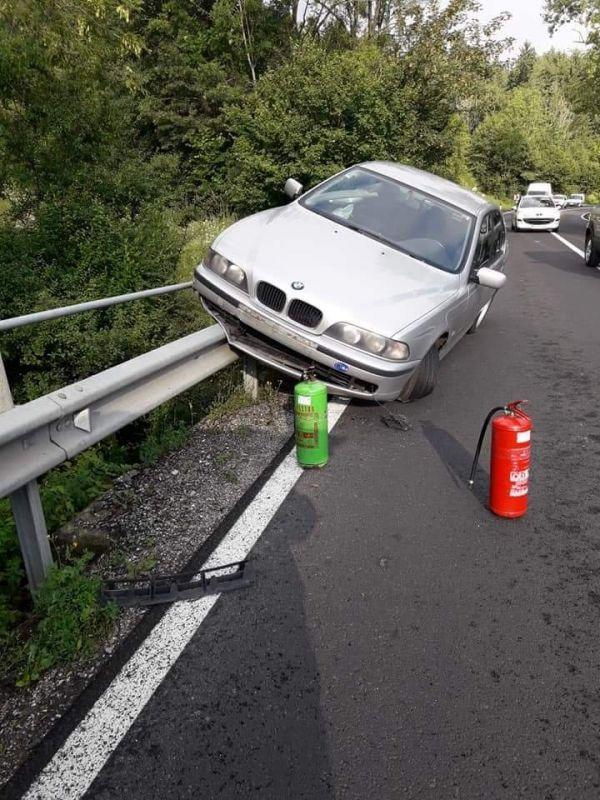 Z vozilom trčil v ogrado